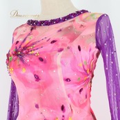 社交ダンス 衣装 ジャズ ラテン パンツ ズボン ダンスウェア フロート 羽 フェザー ピンク 紫 柄 模様 パーティ 発表会 ピンク系 パープル系 豪華 おしゃれ イベント ダンスパフォーマンス パンツスタイルショー用 フリル