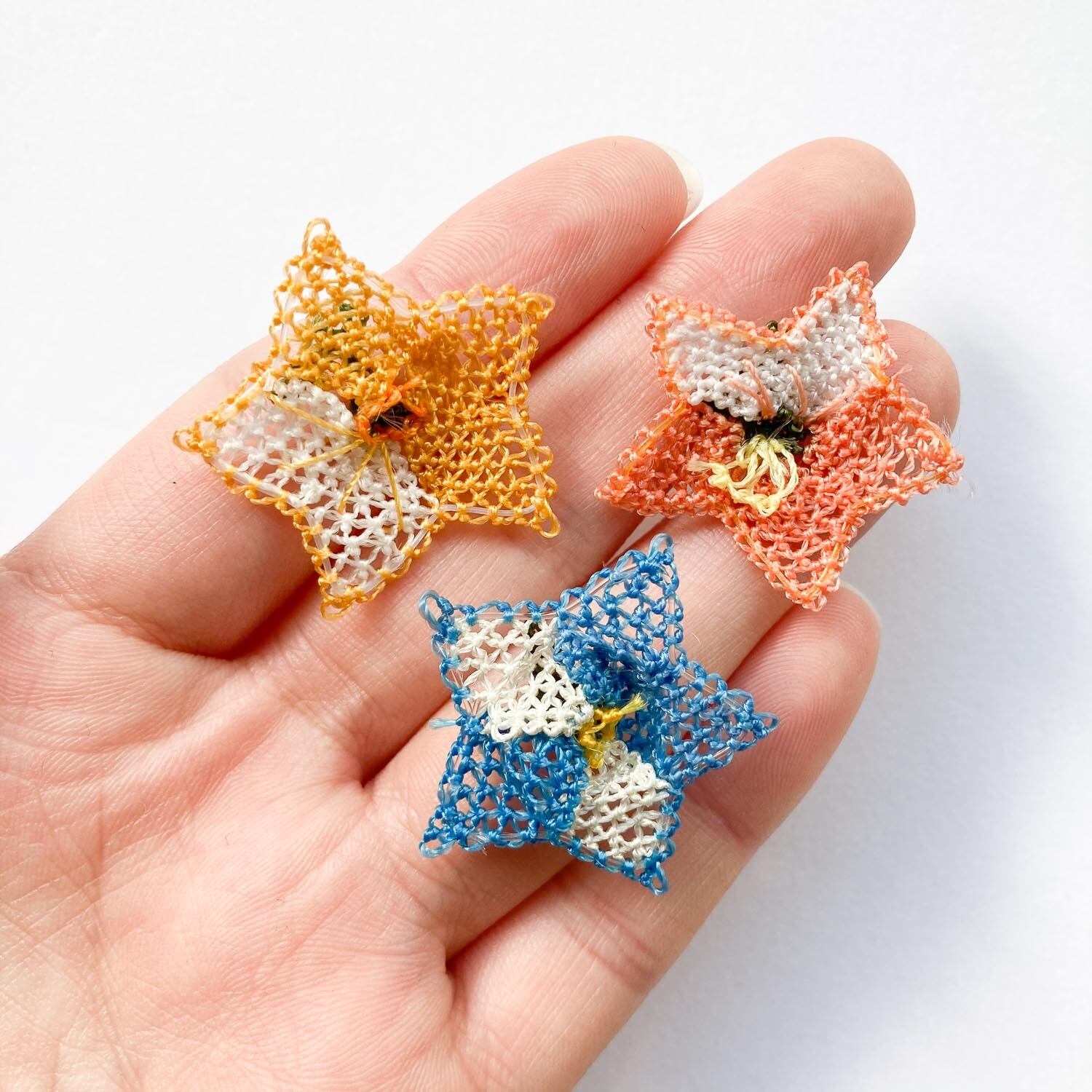 最終入荷〉ツツジ風お花手編みトルコオヤパーツ（2p） | Dua