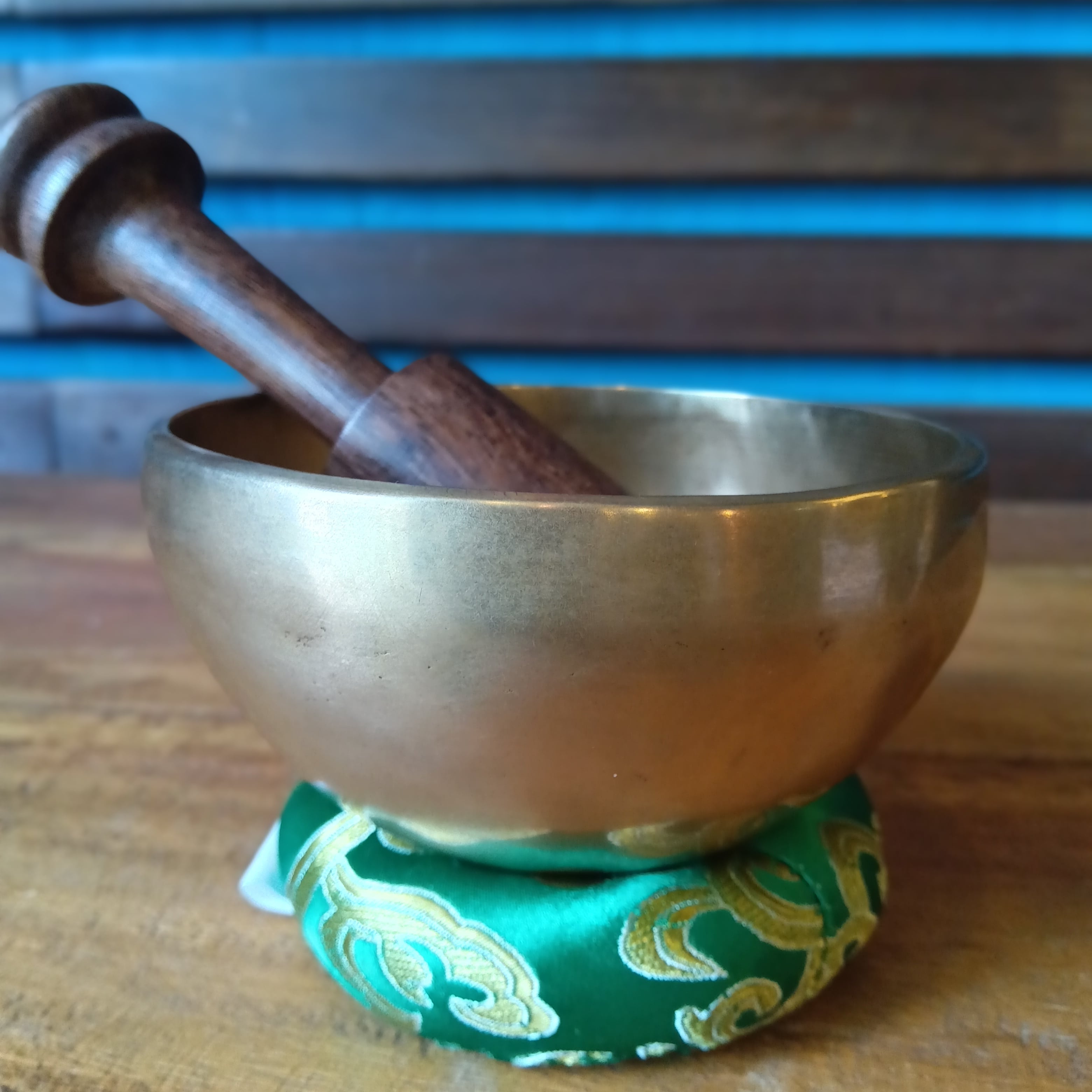 ネパール製 ハンドメイド シンギングボウル（約9.5cm）木製スティック
