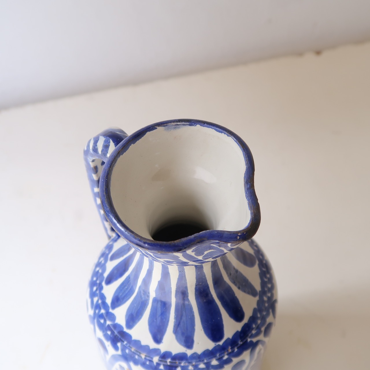 ブルーの水差し