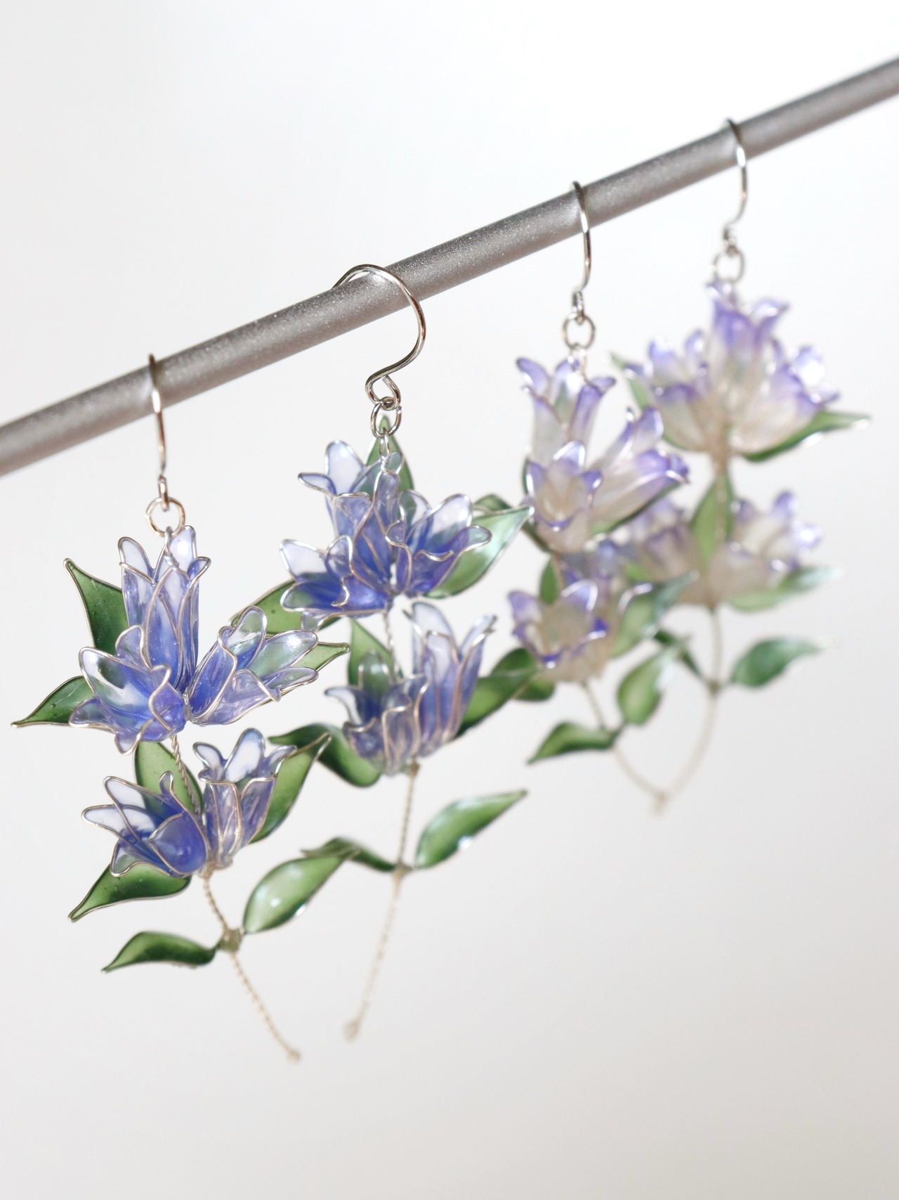 秋風に揺れ舞う竜胆