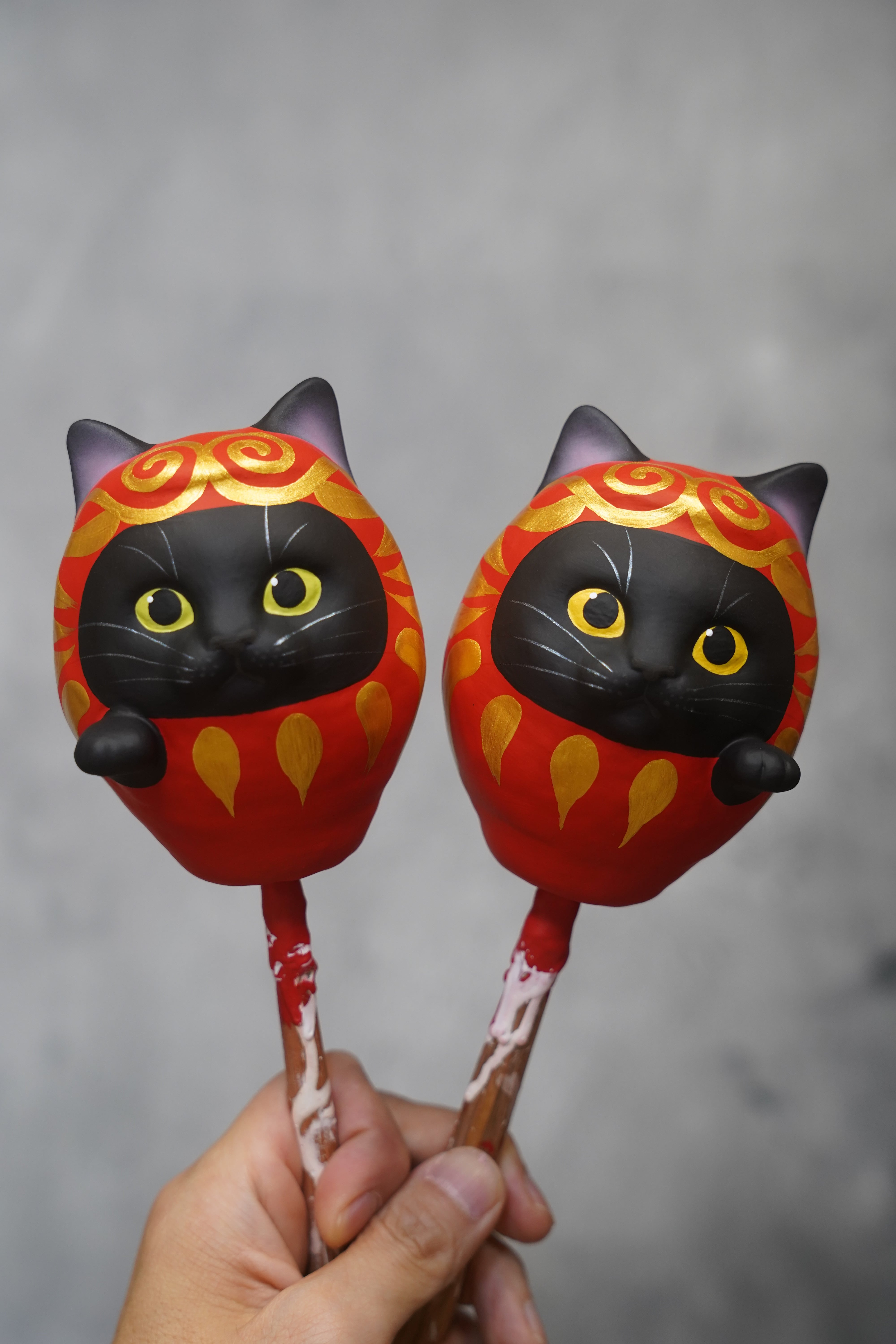 猫だるま【黒猫（グリーンアイ）】右手 | だるま屋 るもん