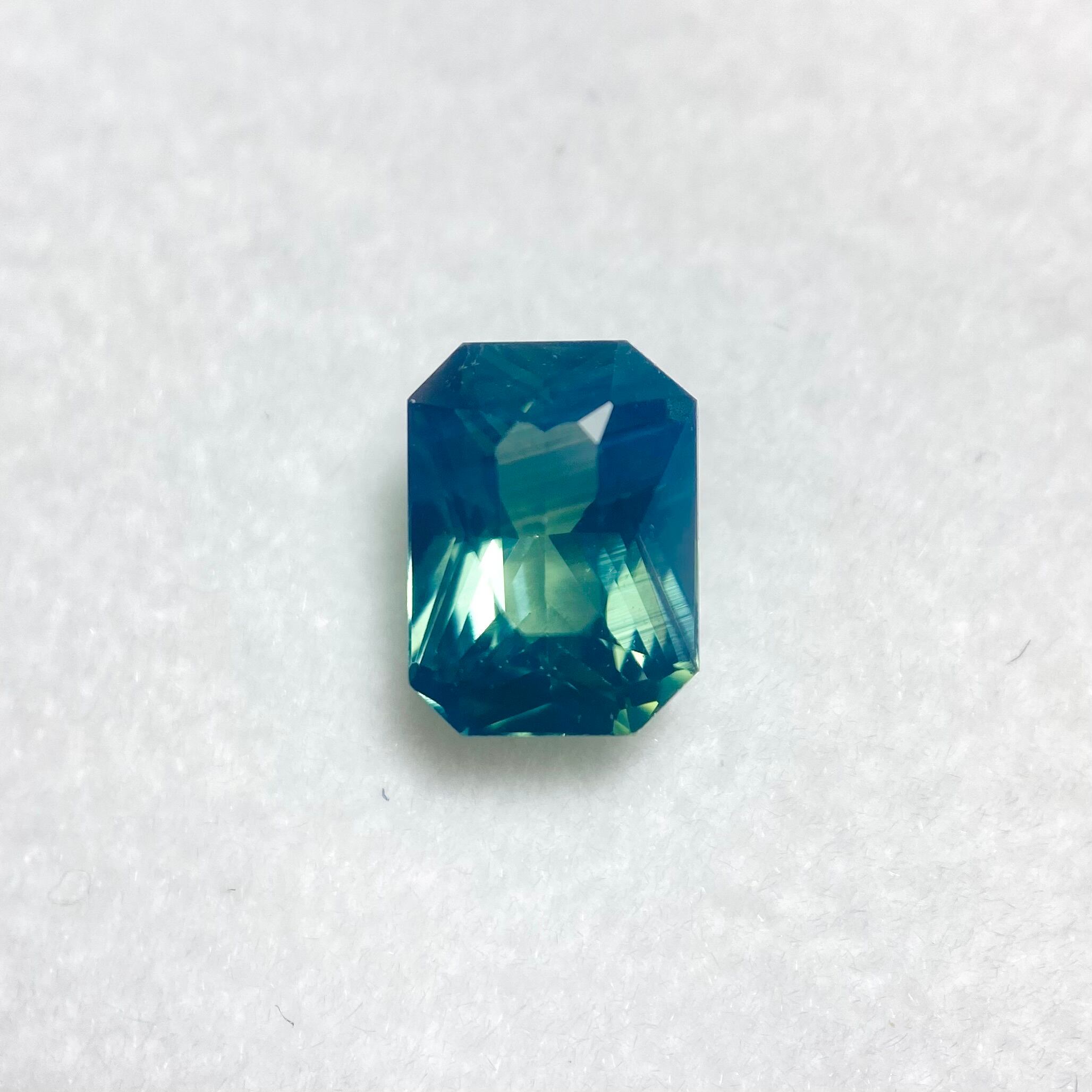 カメレオンなシルキーブルーグリーンサファイア