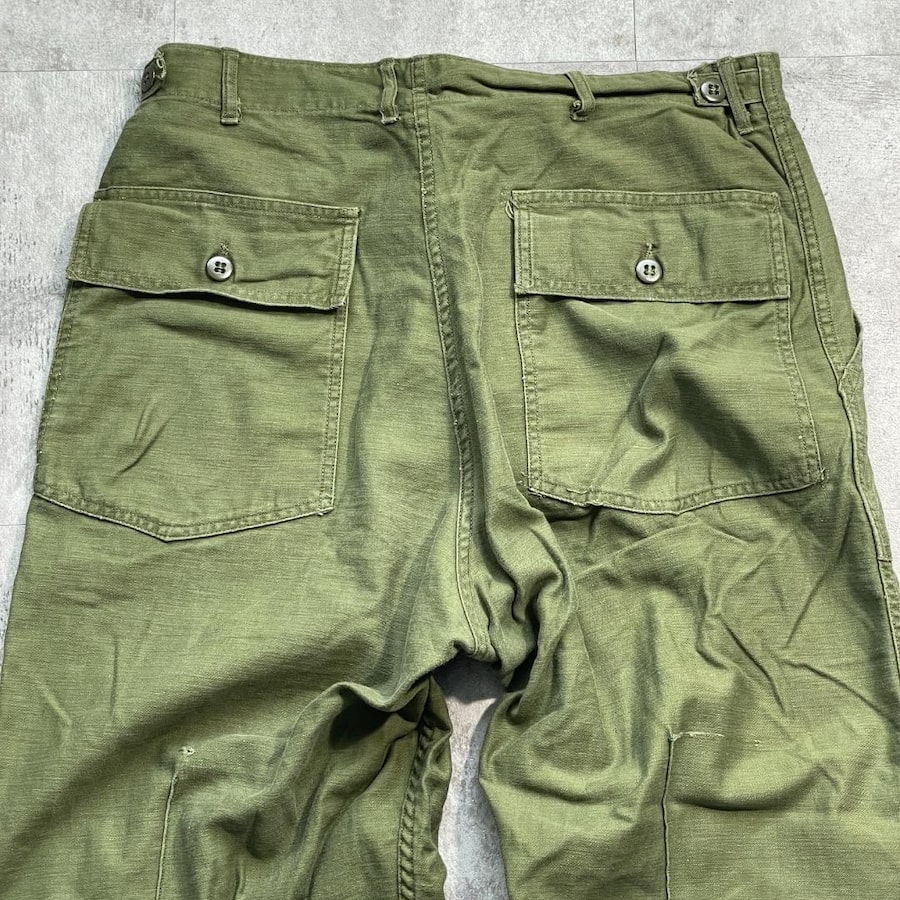 米軍OG-107ベイカーパンツの後ろ 腰の両脇のタブとフラップ付きの後ろポケット