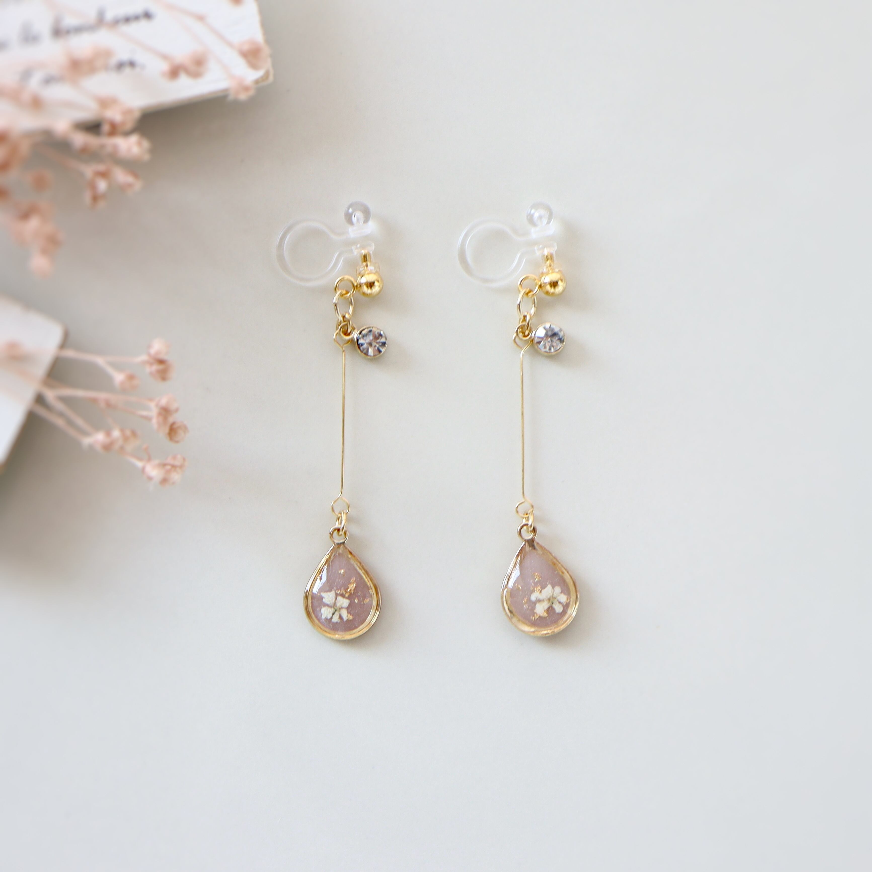 グレージュと小花*イヤリング/ピアス*小さな雫long
