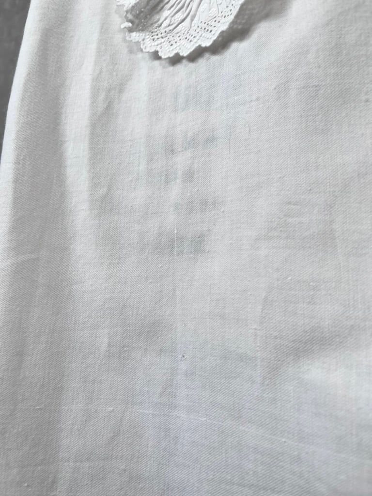 1900年代初頭 イギリス 刺繍されたレースが美しい、柔らかなコットンの