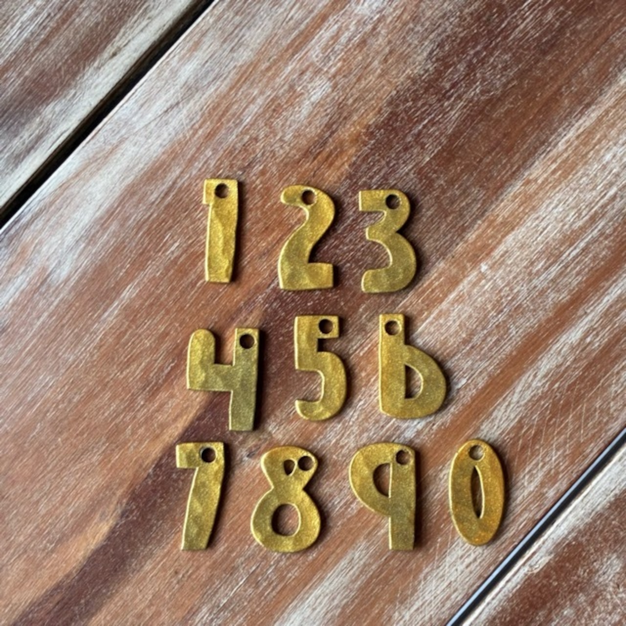 TOPANGA Zakka India Gold Hammered Iron Number Plate SS 2cm Gold 　インド　ゴールドハンマーアイアンナンバープレート　極小　金色　看板　サインプレート　鉄　住所　店舗　槌目