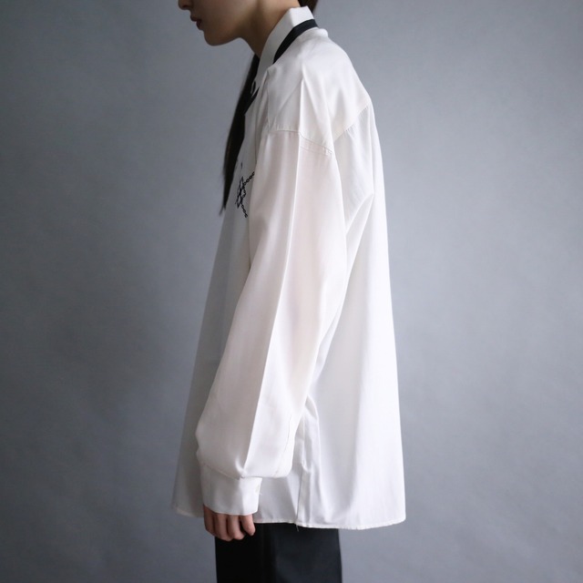 "black×white" switching and embroidery design fly-front minimal shirt