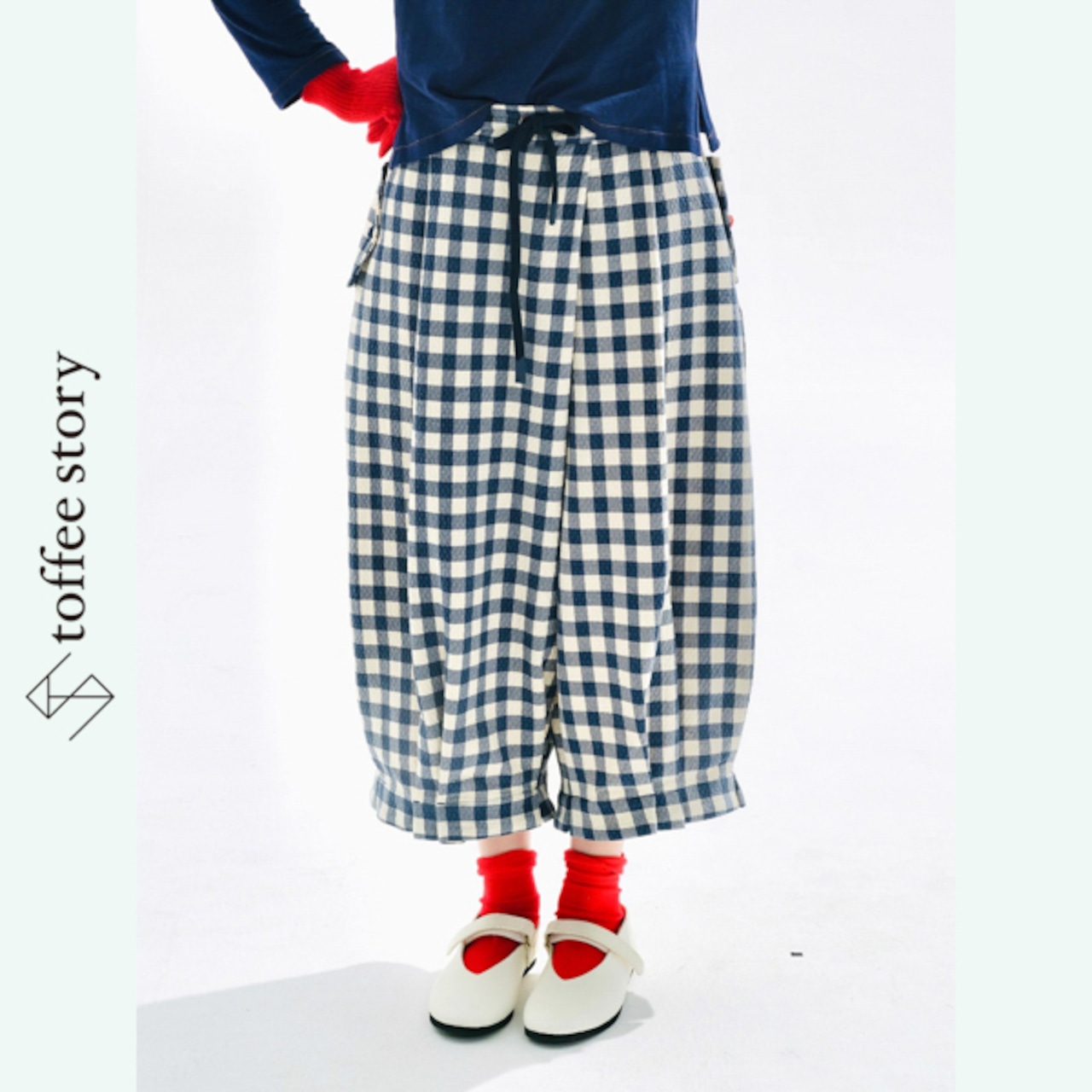 ほっこり主役、青チェックパンツ 《i0722》