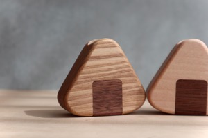 木のおにぎり 爪楊枝立て|木製ピックスタンド|無垢材 キッチン雑貨・ギフト|モコヤクラフト|MOKOYA