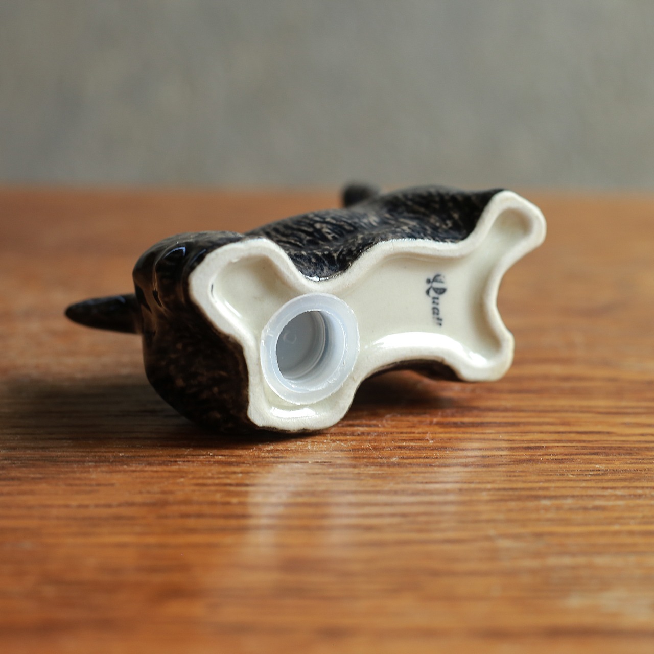 陶器の温かみ感じる、スコティッシュテリアの調味料入れ 1