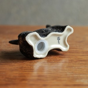 陶器の温かみ感じる、スコティッシュテリアの調味料入れ 1