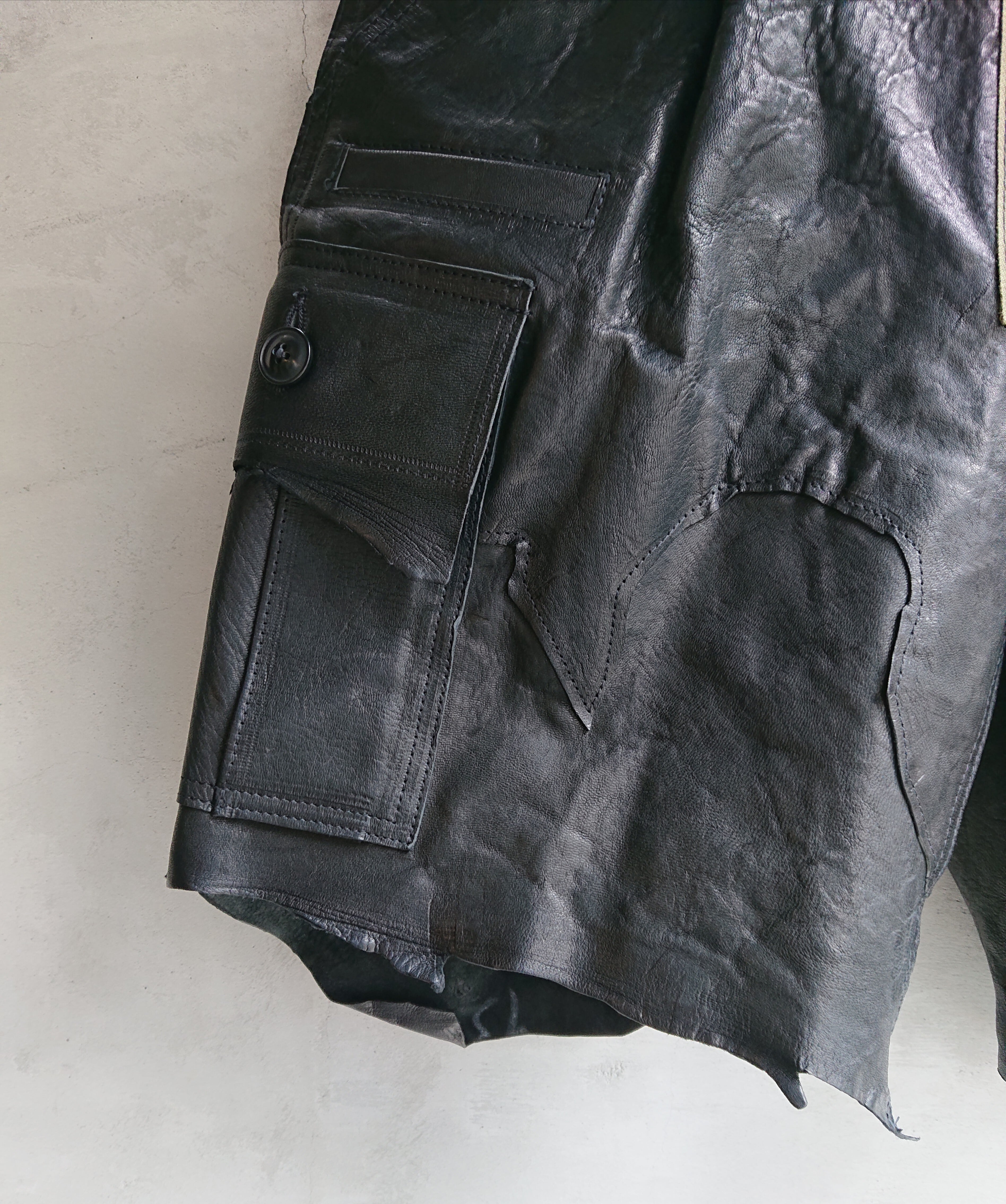 GOODKARMA DEVELOPMENT Lather Cargo Shorts LAZY Black Color | BOW