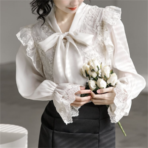 【送料無料】 ブラウス トップス ロング丈 ゆる 長袖 フレア袖 フレアスリーブ Vネック Aライン フレア プルオーバー リボン レース 薄手生地 無地 花柄 かわいい 大人可愛い 大人女子 こなれ感 シンプル カジュアル 大人 上品 おしゃれ お洒落 コンサバ エレガント フェミニン ガーリー デート お出かけ お茶会 女子会 休日 授業参観 二次会 パーティ 春 10代 20代 女性用 レディース 着回し プチプライス デイリーユース ファッション 定番アイテム 着痩せ 垢抜け