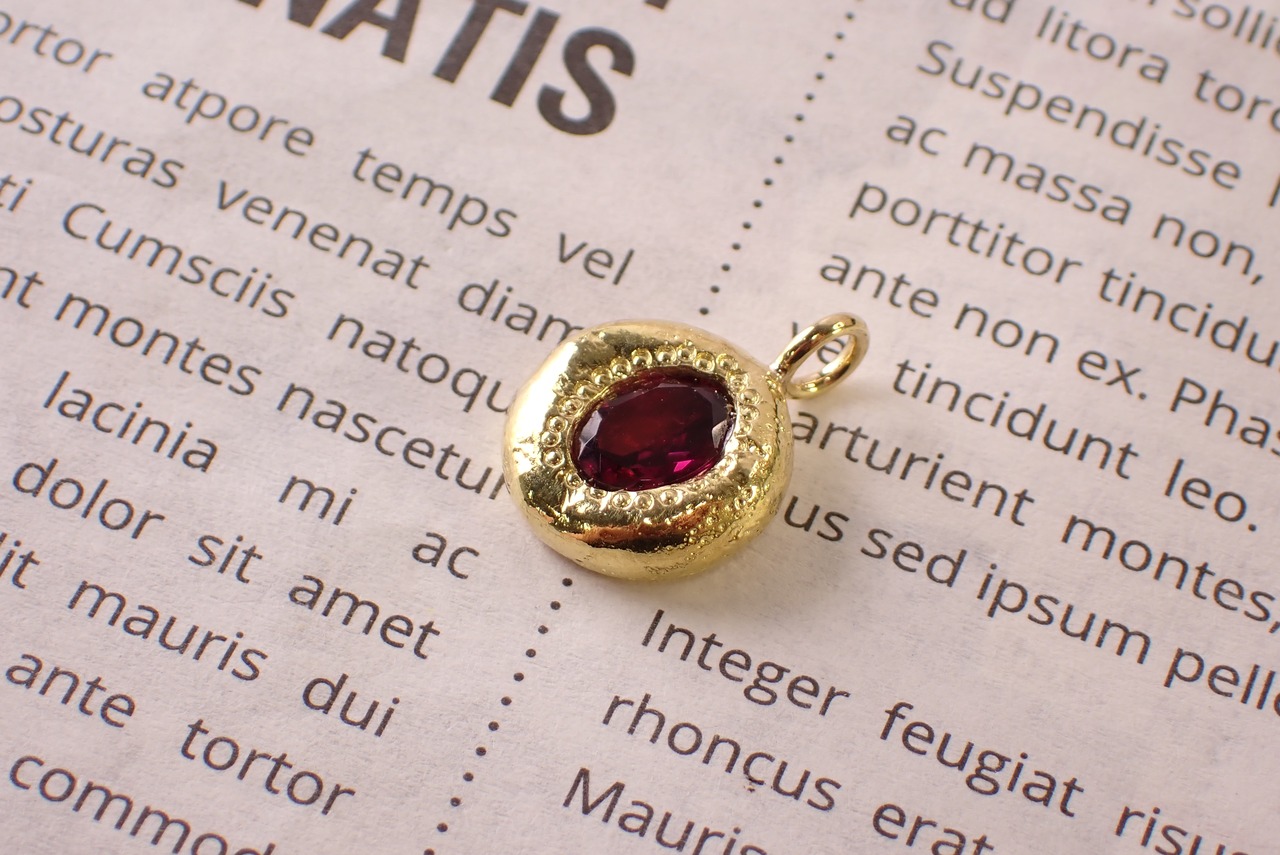 ガーネットペンダントトップ ブラス(真鍮) [D11‐99]