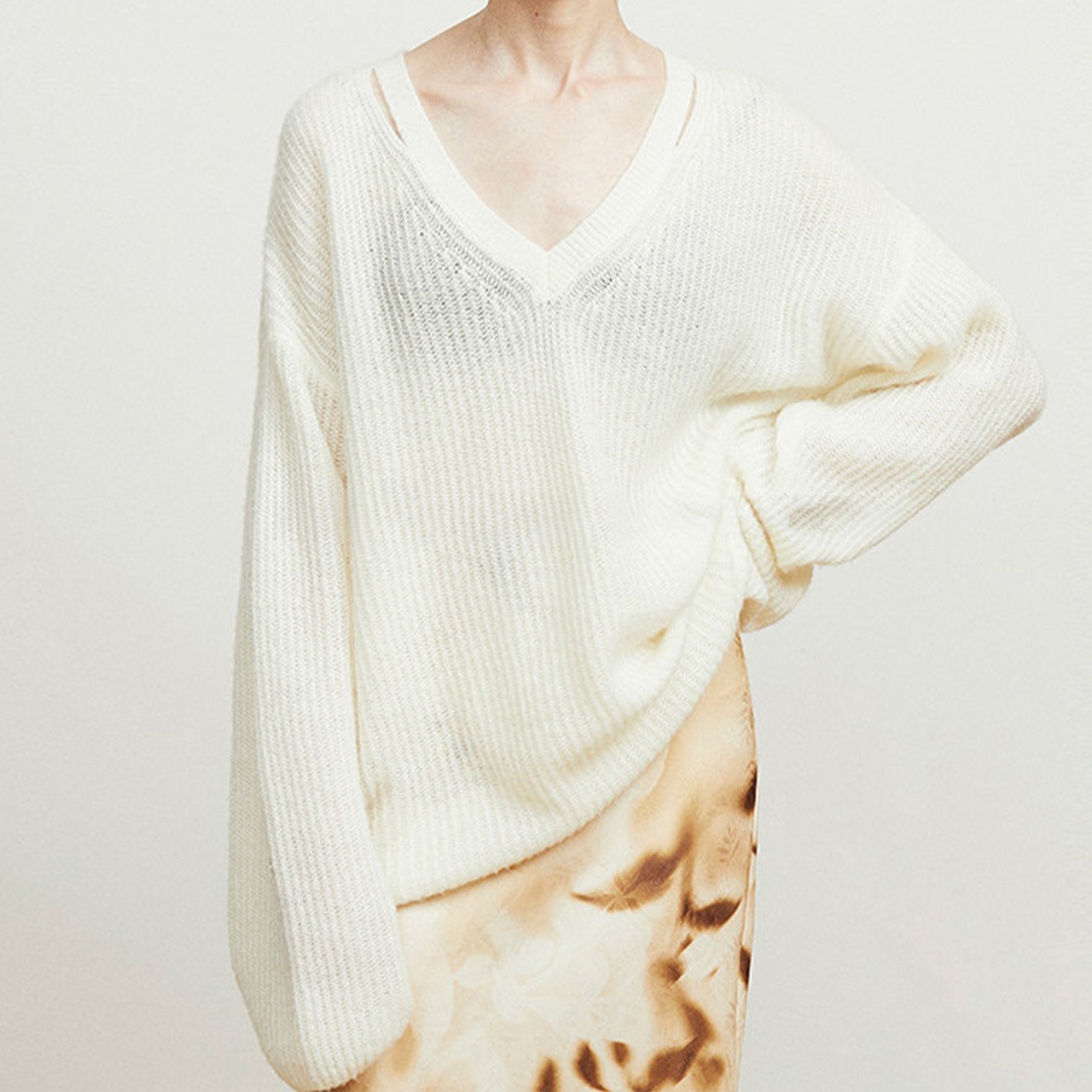 Loose fit oversized v-neck knit A00137