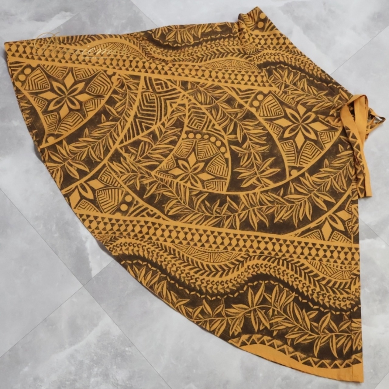 フラダンス 衣装 パウスカート マーメイドライン エムエムジェイ イエロー系 MermaidLine MMJ 日本製 リボン カヒコ柄 かわいい 華やか 鮮やか 明るい ハワイアン アロハ ハワイアンプリント フラ ダンス レッスン 練習