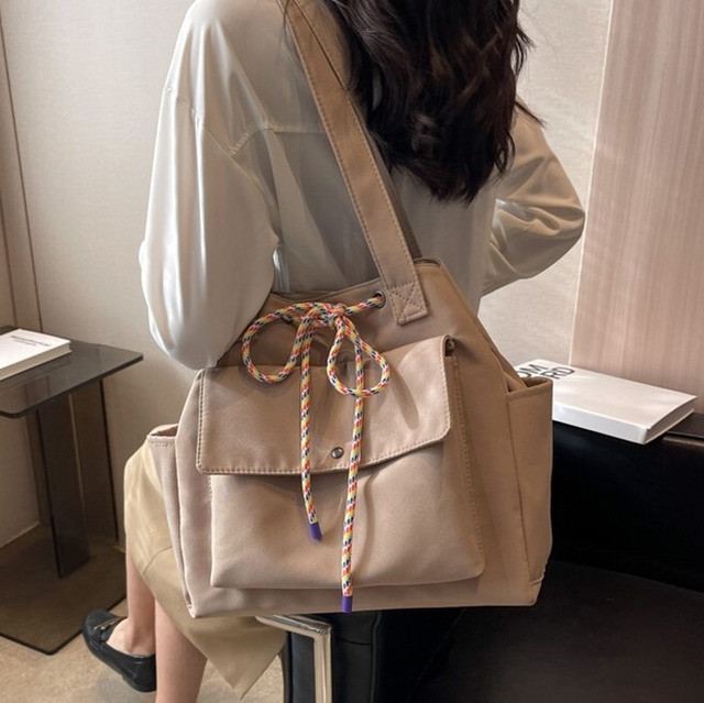 トートバッグ レディース バッグ 鞄 カバン かばん 送料無料 3色 ショルダーバッグ トートバッグ 肩がけ 肩掛け スクエア型 キャンバス かわいい 大人可愛い きれいめ カジュアル フェミニン おしゃれ お洒落 おとな ラブリー キュート ガーリー 抜け感 無地 OL 通勤 学生 通学 デート お出かけ 女子会 休日 大きめ カーキ ベージュ ブラック 黒 春 夏 秋 冬 オールシーズン 10代 20代 30代 40代 50代 ママ 韓国 韓国系 普段使い 楽ちん モテ トレンド 流行