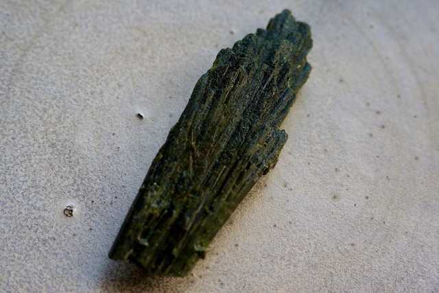 エピドート　緑簾石　Epidote