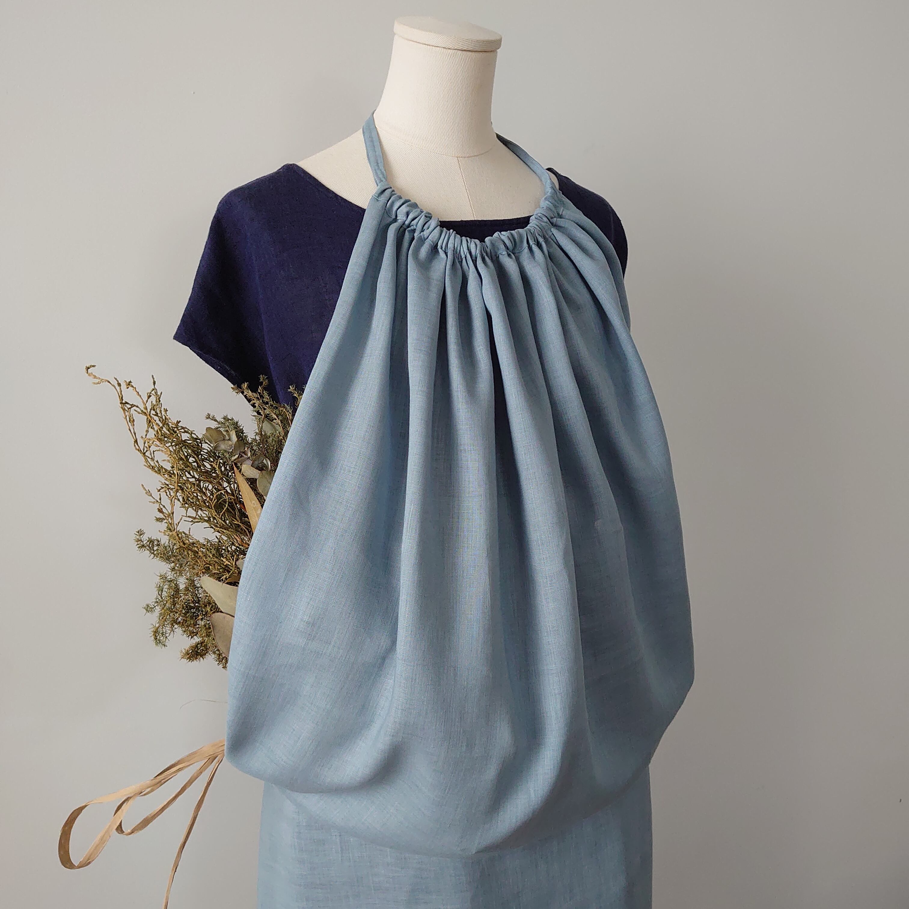 1枚布で簡易バッグにもなるエプロン おとな用 サックスブルー/生成り