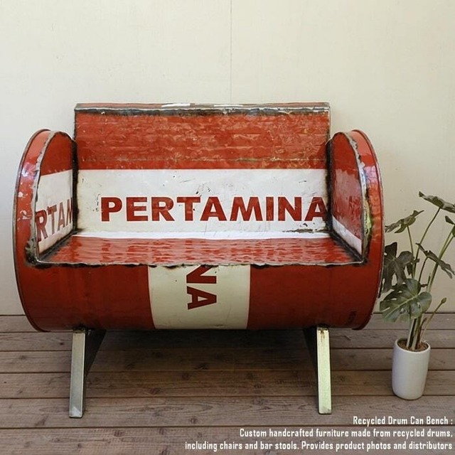 ドラム缶をリメイクしたベンチ 2P T PERTAMINA 2人掛け 1.5人掛け 1人掛け スチール椅子 リメイク家具 工業系 男前家具 鉄脚 店舗什器 ドラム缶チェア ソファー アイアンチェア リサイクル 古材 デザイン家具 いす 業販 卸
