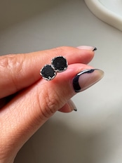 ブラックスクエアピアス