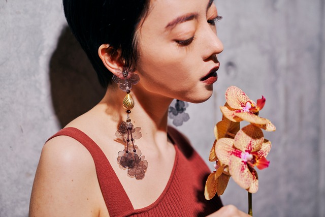407-01 radial・col. charcoal　/　orchid & vintage beads earrings