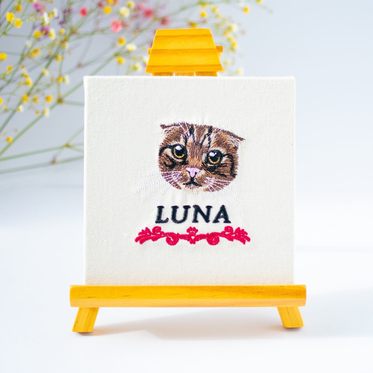 【人気完売品】ScoLar 迷子のネコと花蝶刺繍 中綿入りブルゾン ボルドー スカラー ScoLar 迷子のネコと花蝶刺繍 中綿入りブルゾン （ボルドー