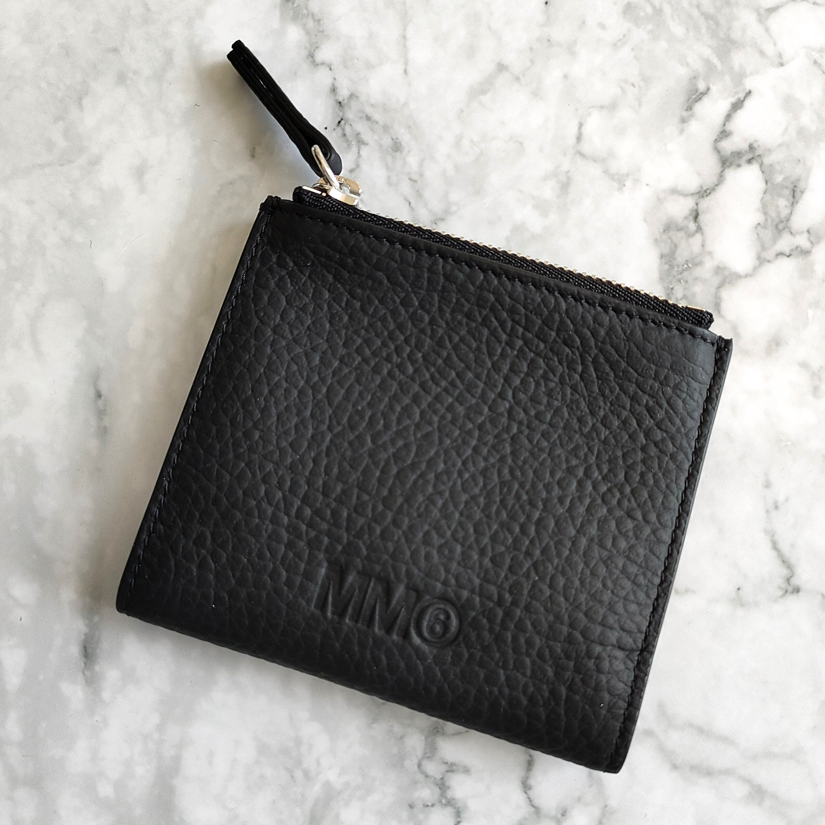 MM6 Maison Margiela】FLAP BI-FOLD WALLET (BLACK/カーフレザー