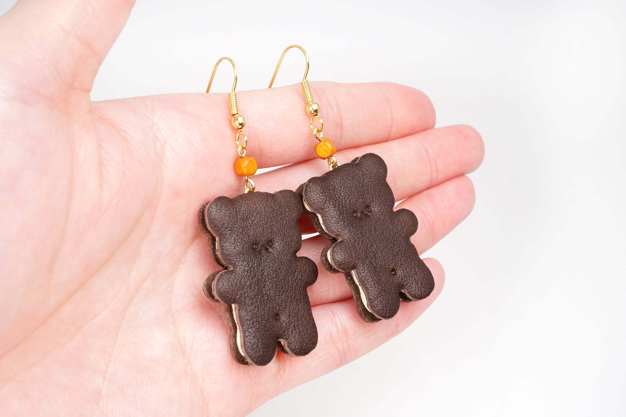 くまちゃんクッキーサンドのピアス＆イヤリング（牛革製）／お菓子な革