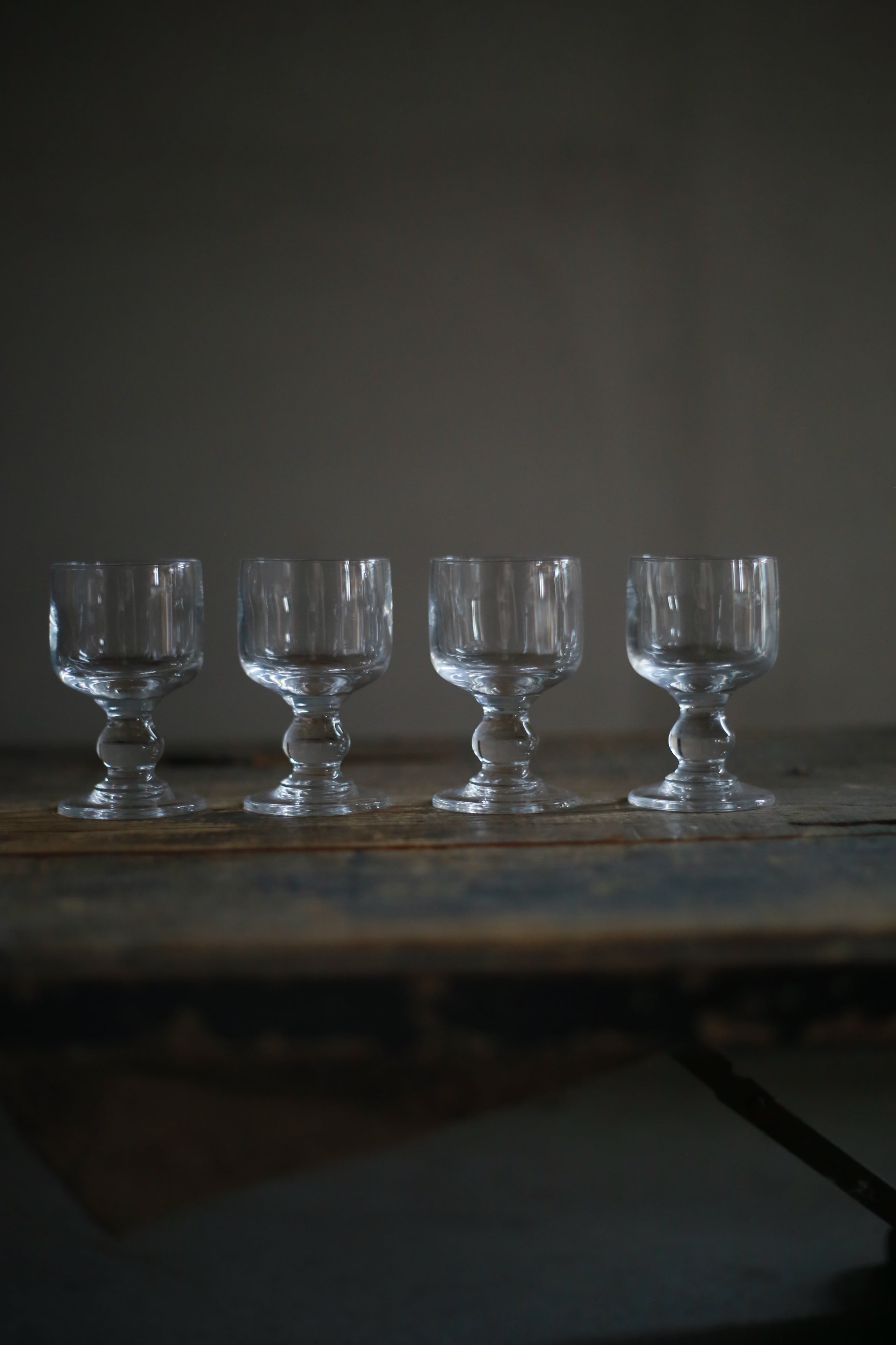 古いフランスの脚付きグラス