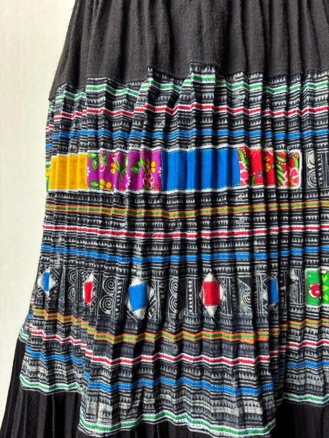 モン族スカート 056 ロング ろうけつ染め アップリケ プリーツ bamiオリジナルパターン