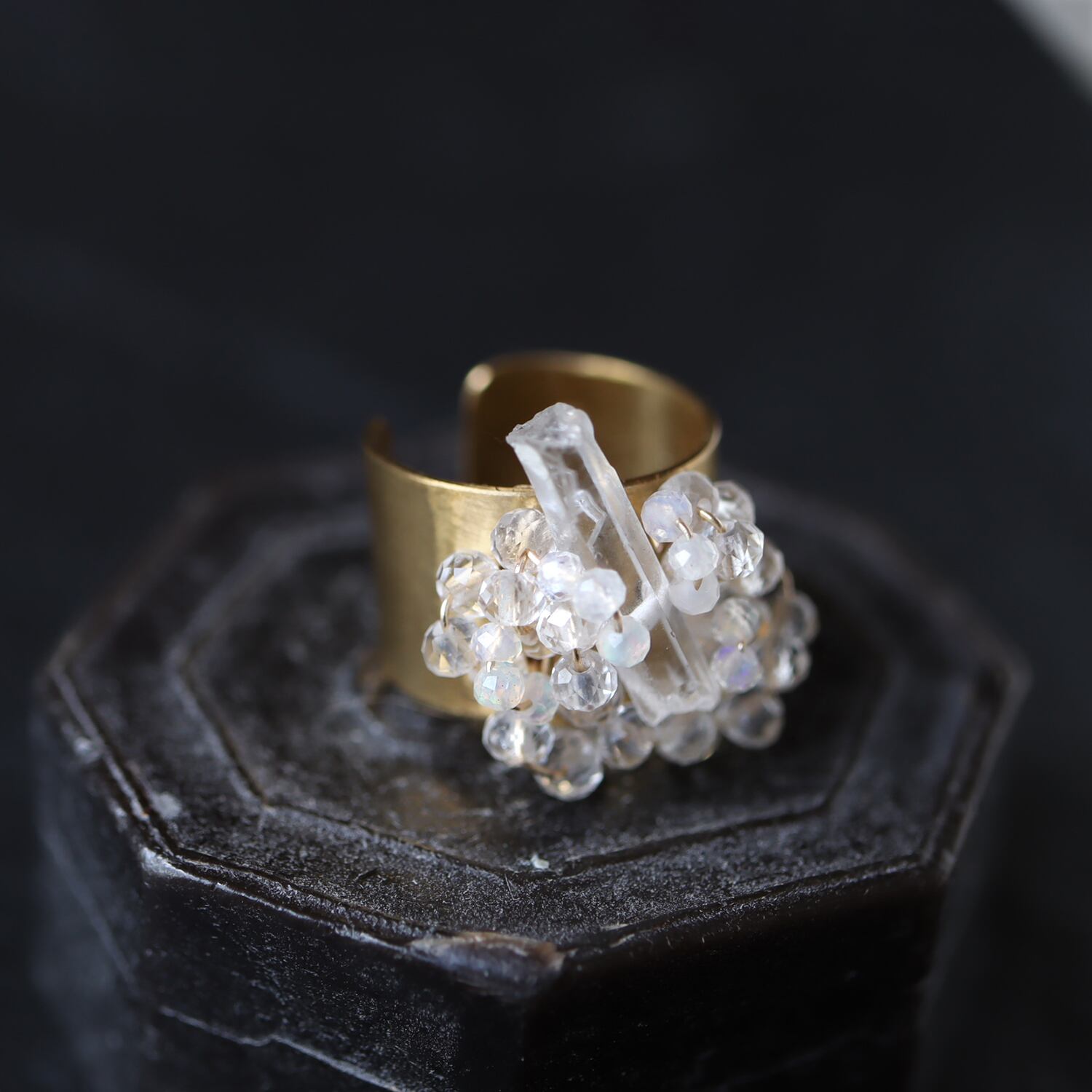 原石クォーツと鉱物結晶の真鍮幅広イヤーカフ | witch/花石:鉱物植物
