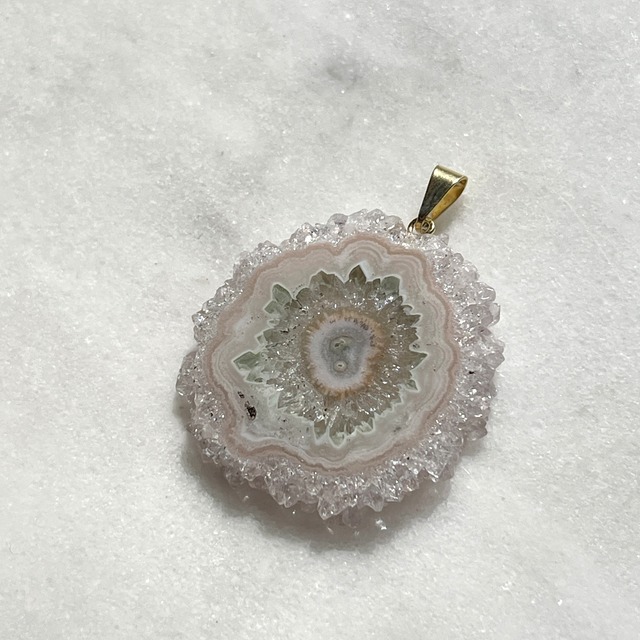 ソーラーアメジスト　原石　ペンダント（チェーンつき）【超美石】　3710