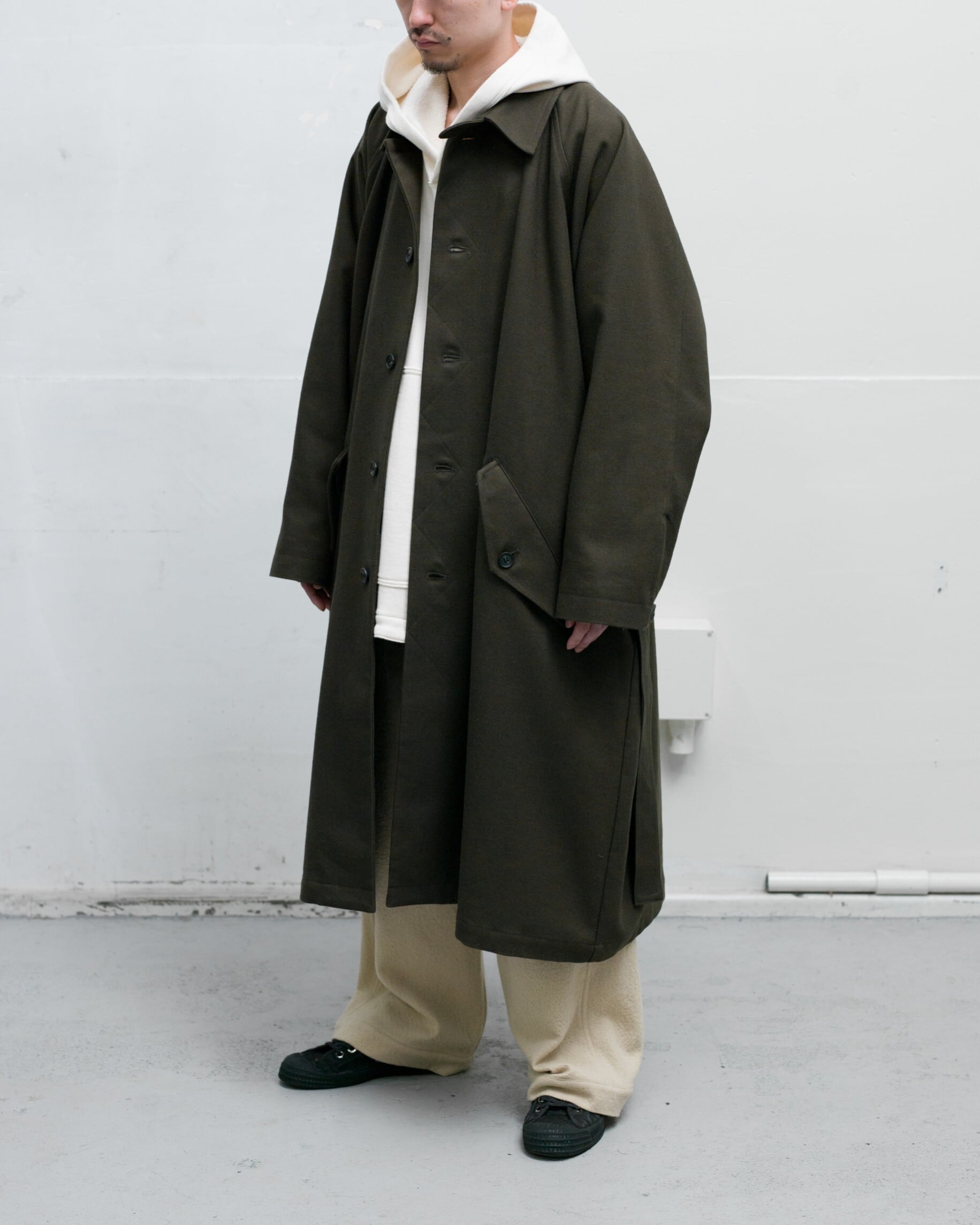 O-project 2023AW “TRENCH COAT / WOOL COTTON GABARDINE ” COLOR : OLIVE |  THREE / ISSUE / CURVE powered by BASE