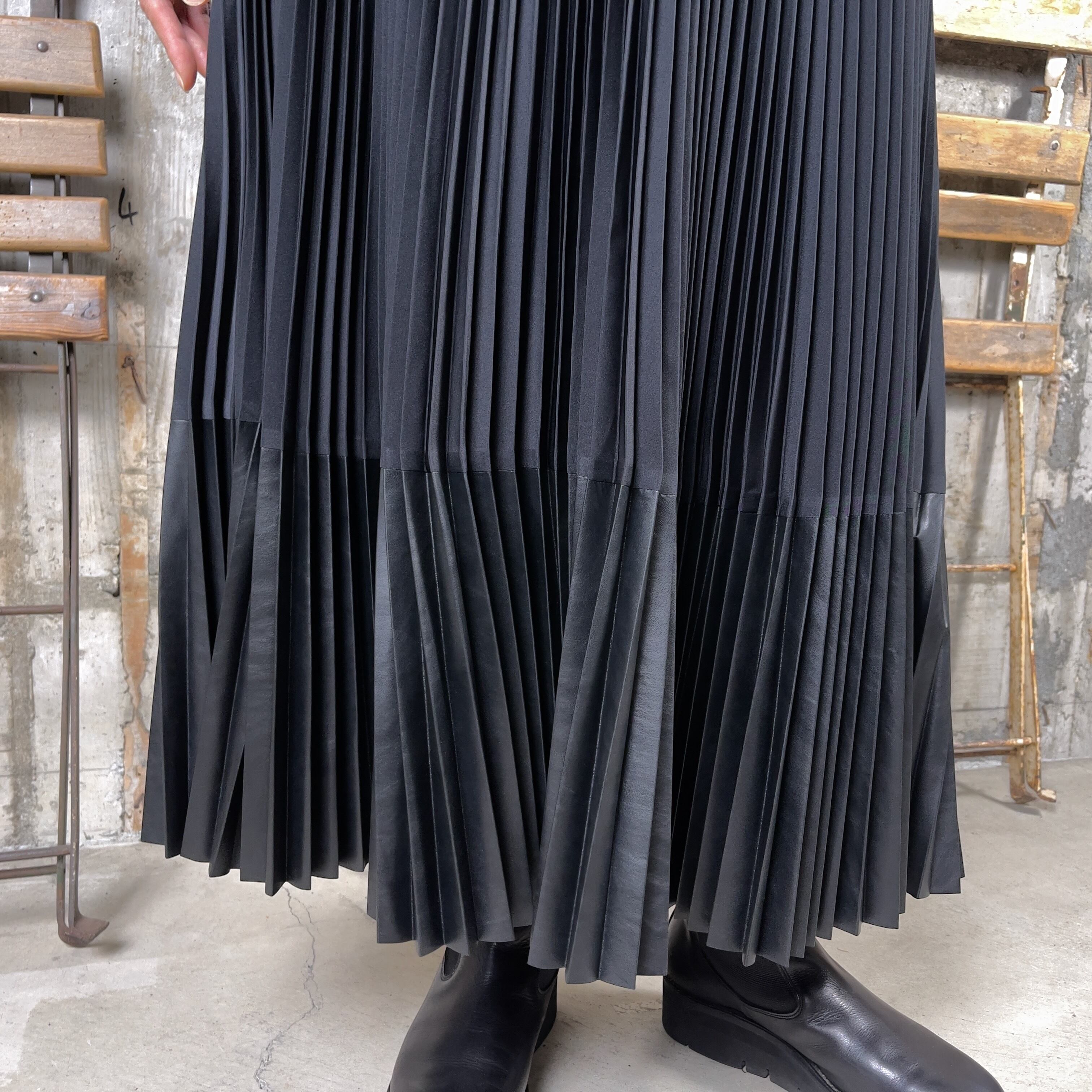 HYKE【ハイク】TAFFETA × ECO LEATHER PLEATED SKIRT (14152 HYKE【ハイク】TAFFETA × ECO LEATHER PLEATED SKIRT (14152