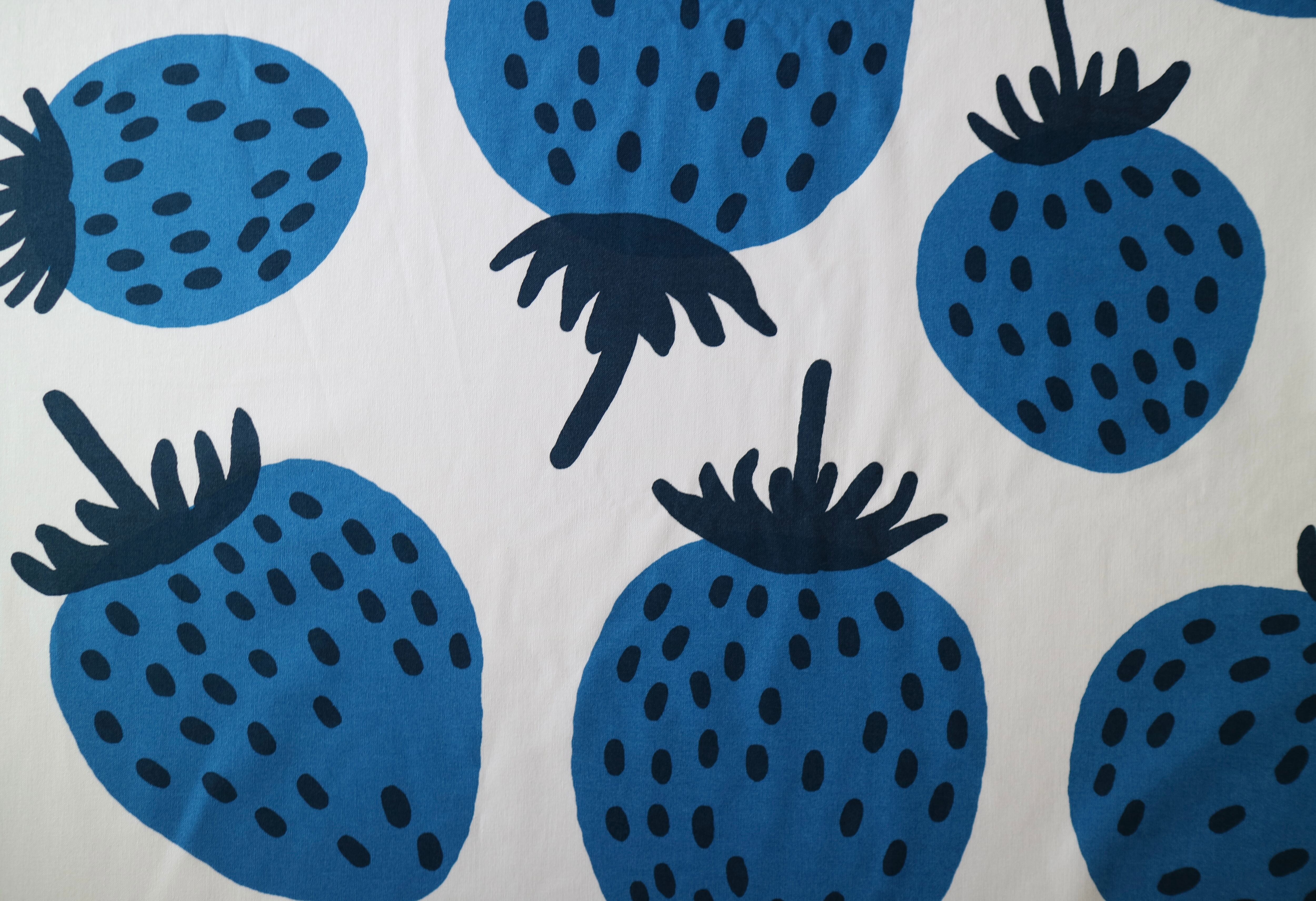 marimekko マリメッコ / MANSIKKA マンシッカ ブルー 145×50 | Taloni