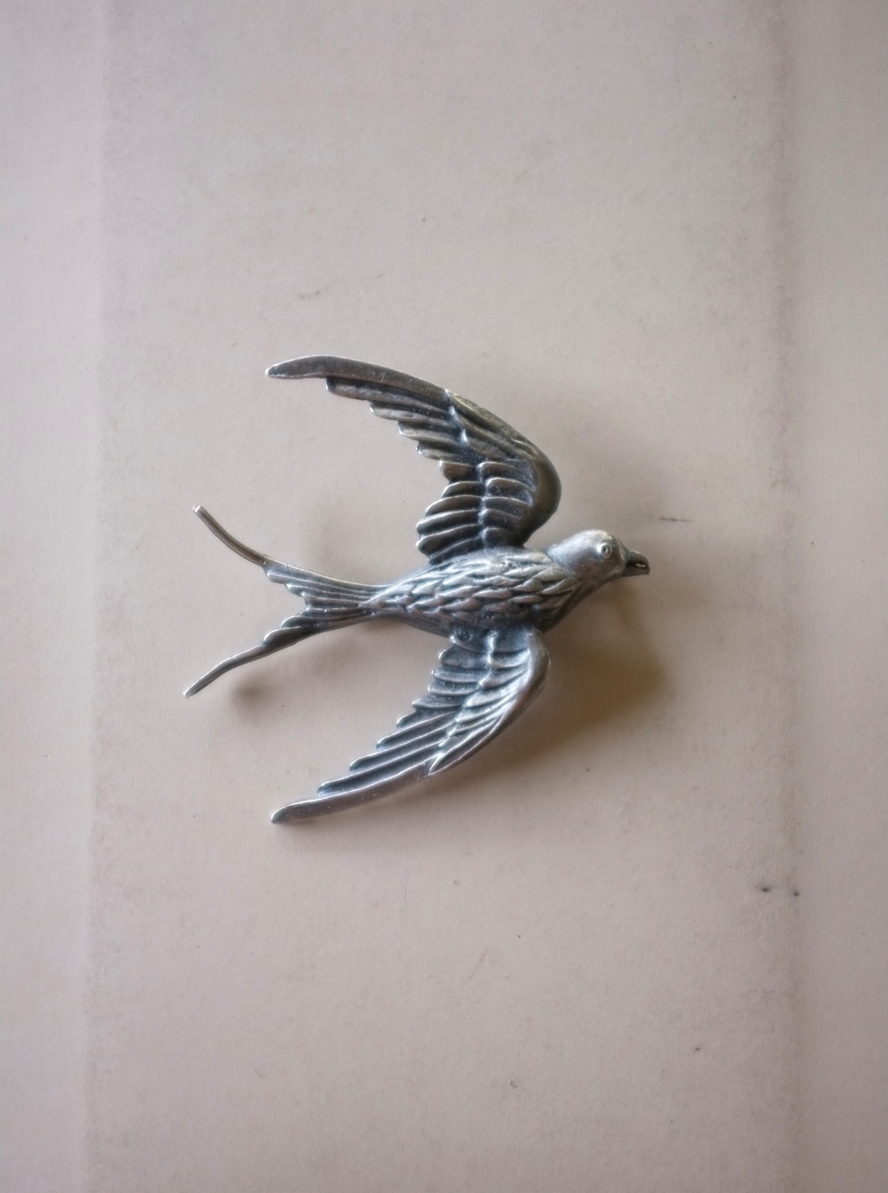 フランス 1900s エタン製 7c 飛ぶツバメとブローチ アンティーク