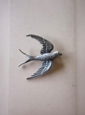 フランス 1900s エタン製 7c 飛ぶツバメとブローチ アンティーク