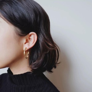マットカラー ツイスト フープ ピアス 10195