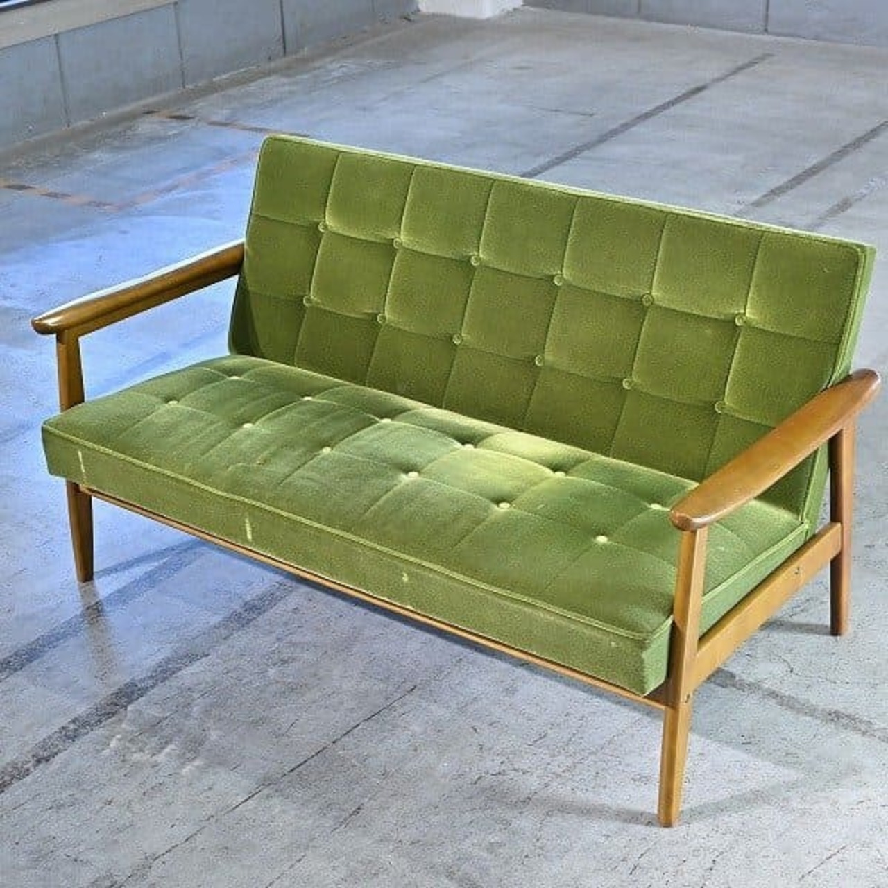 カリモク60 10万「Kチェア 2シーター」ラブソファ 2人掛け モケットグリーン アームチェア リビング ボタン留め karimoku【 中古家具/中古インテリア/USED家具ユーズド家具/リサイクル】