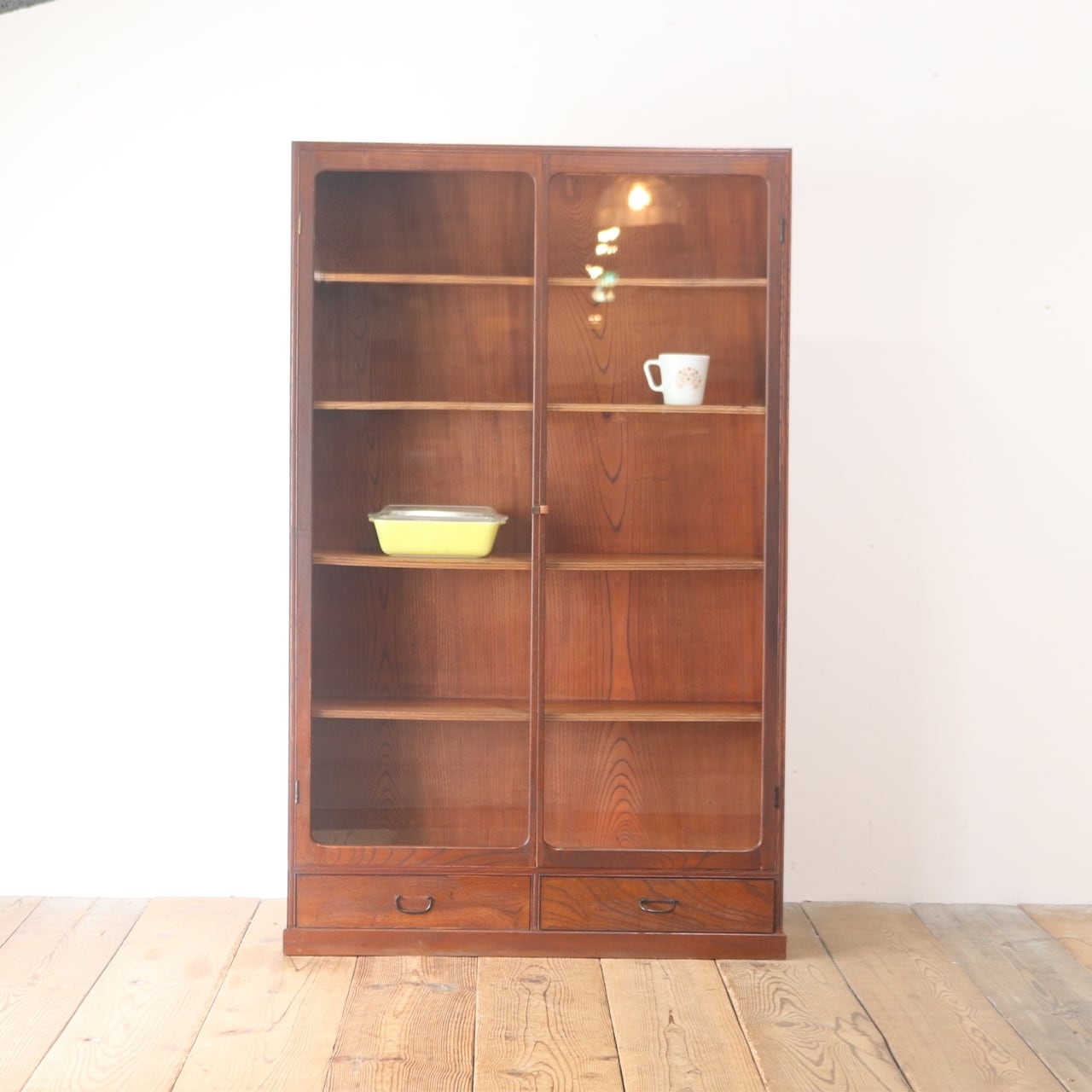 レトロ ガラスキャビネット 本箱 収納 食器棚 ラック 欅 引き出し 抽斗 2杯 ヴィンテージ/RBT17138
