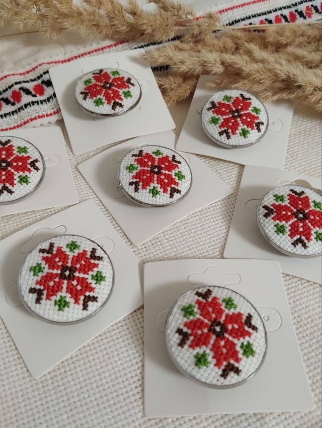 ウクライナ製　手刺繍ブローチ