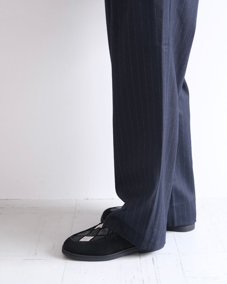 UNIVERSAL PRODUCTS.” WOOL 2 TUCK TROUSERS” | Lapel online store