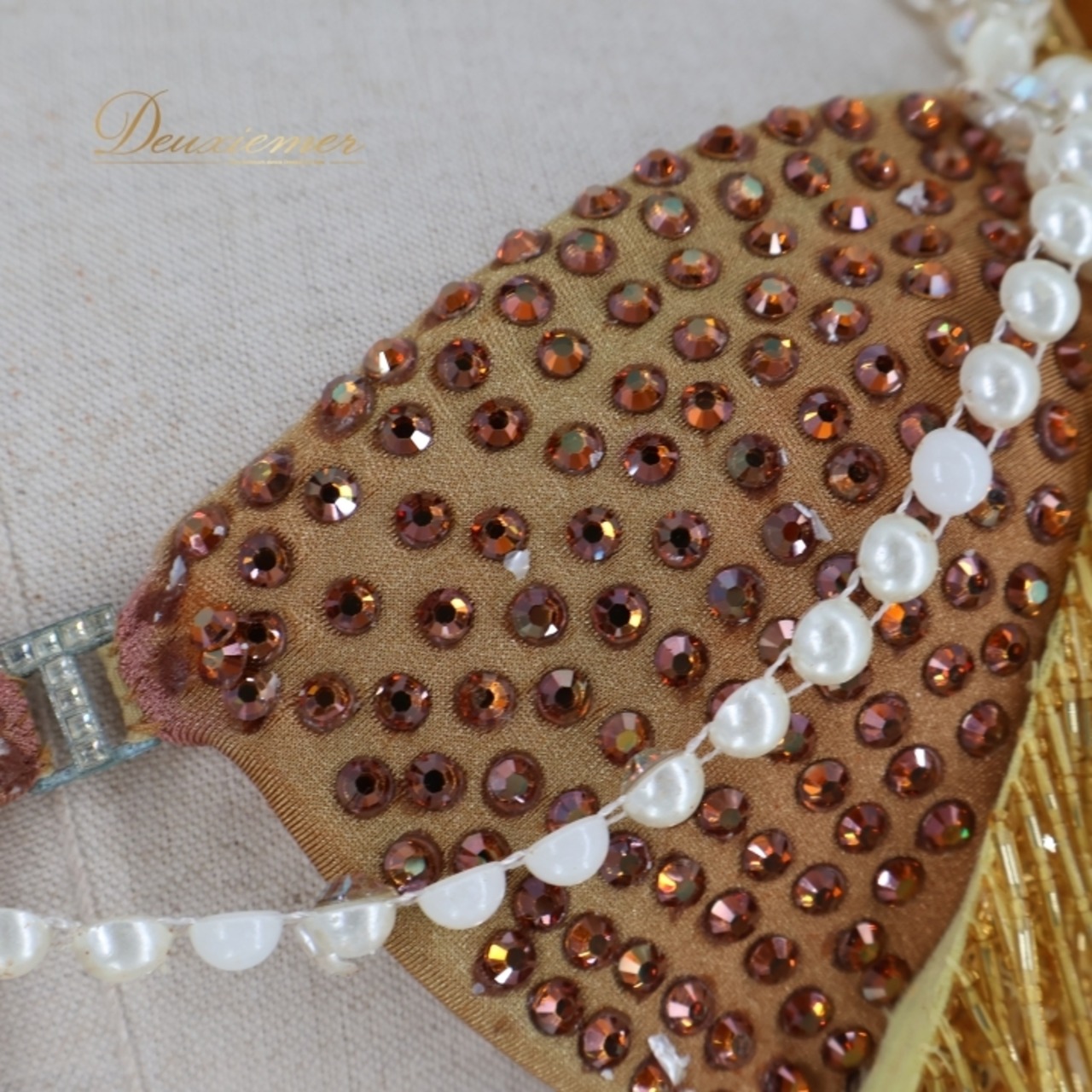 社交ダンス 衣装 Christine Klein Fashion クリスティーネ クライン ラテン ドレス ワンピース フリンジ デモ 競技 ダンス パーティ 発表会 金 白 ホワイト系 ゴールド系 エレガント おしゃれ フロア映え ユニーク デザイン フリンジ装飾 ステージ衣装 派手 豪華 ダンスイベント パフォーマンス