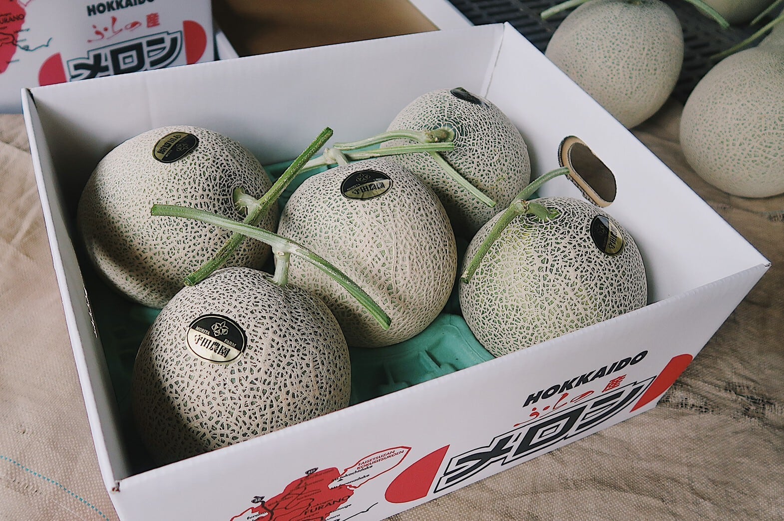 北海道富良野産赤肉メロン 特秀品 4玉入り 8kg【7～8月頃発送予定