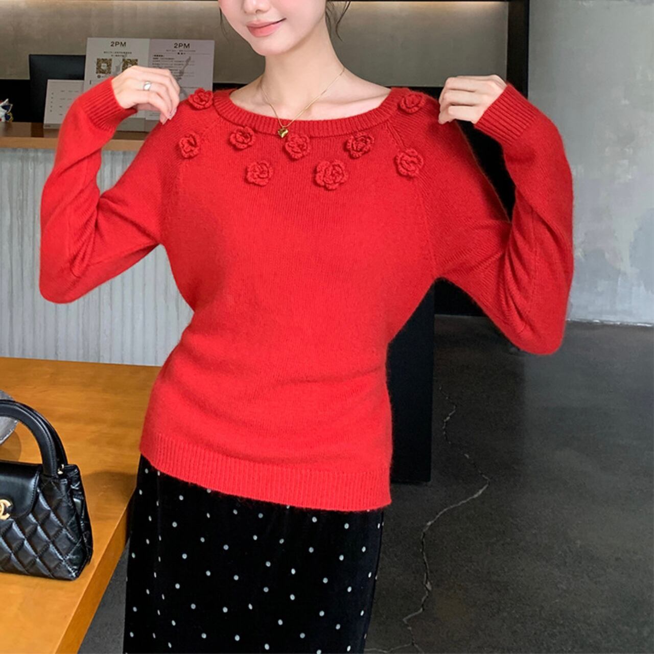 ローズモチーフ ボートネックニット