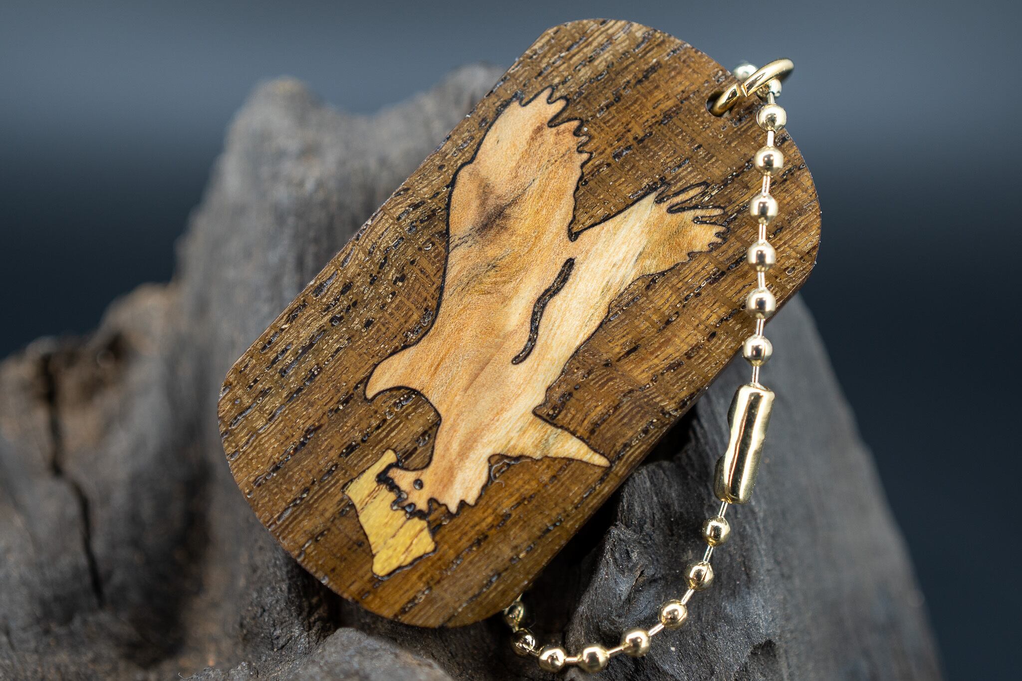【地と灰の銘木】 神代欅(ケヤキ) ドッグタグ 象嵌 トンビと油揚げ
