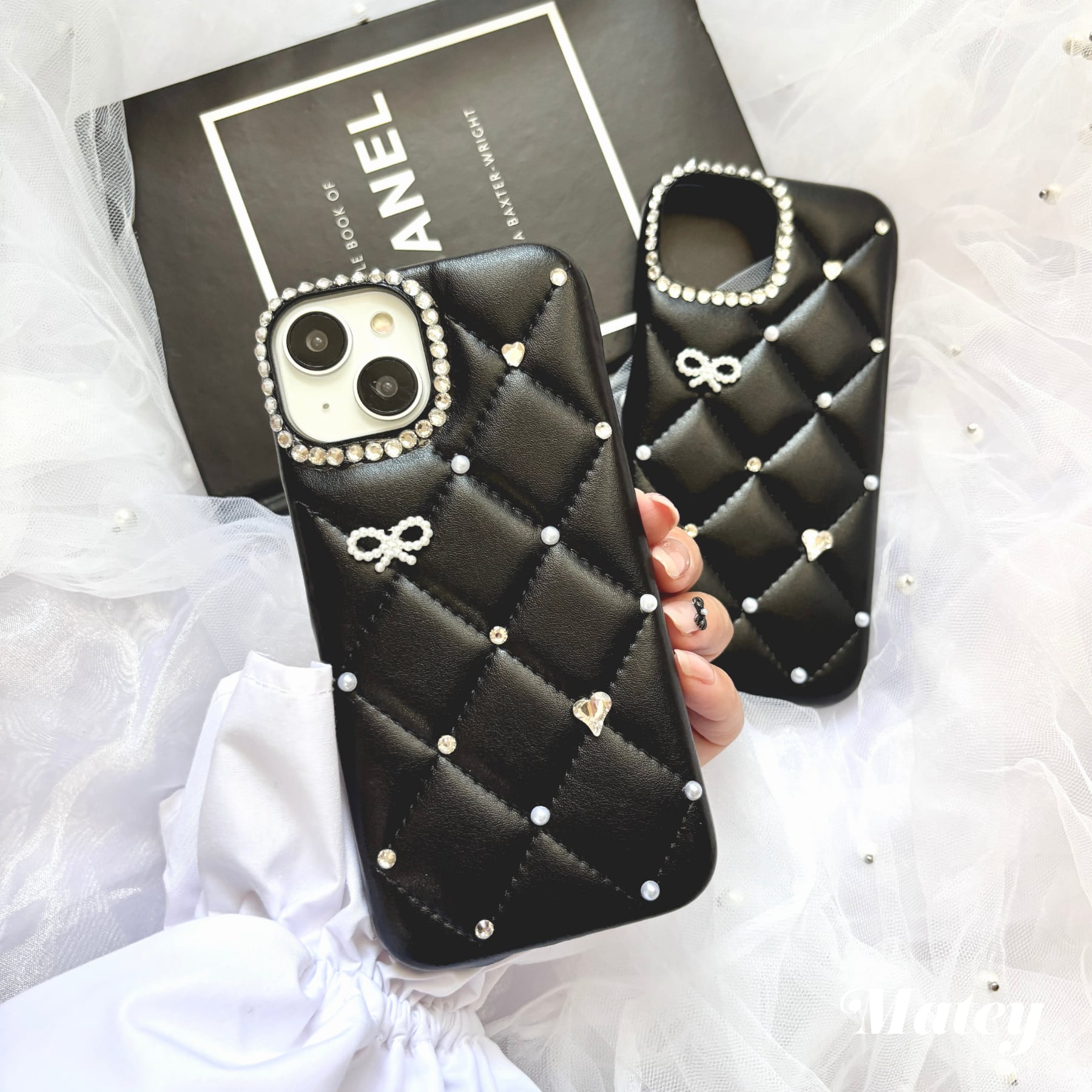 ダーリッチ キルティングビジューDDチャームiPhoneケース 15Pro