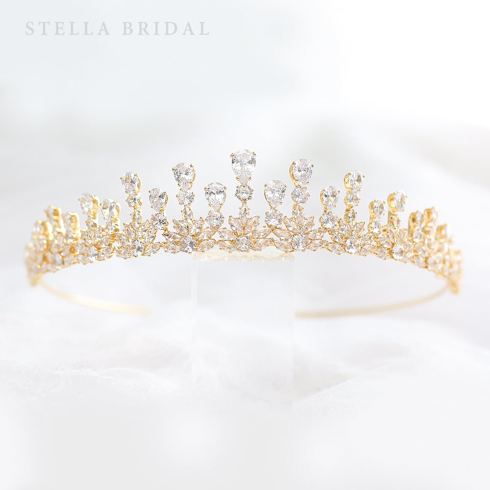 キュービックジルコニア ウェディングジュエリー ティアラ Nicola ニコラ ゴールド | STELLA BRIDAL - オシャレ花嫁さま御用達 ブライダルアクセサリーショップ <ステラブライダル> キュービックジルコニア ウェディングジュエリー ティアラ Nicola ニコラ ゴールド | STELLA BRIDAL - オシャレ花嫁さま御用達 ブライダルアクセサリーショップ <ステラブライダル>